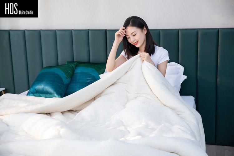 模特展示家居產(chǎn)品被子的拍攝技巧與服務(wù)指南